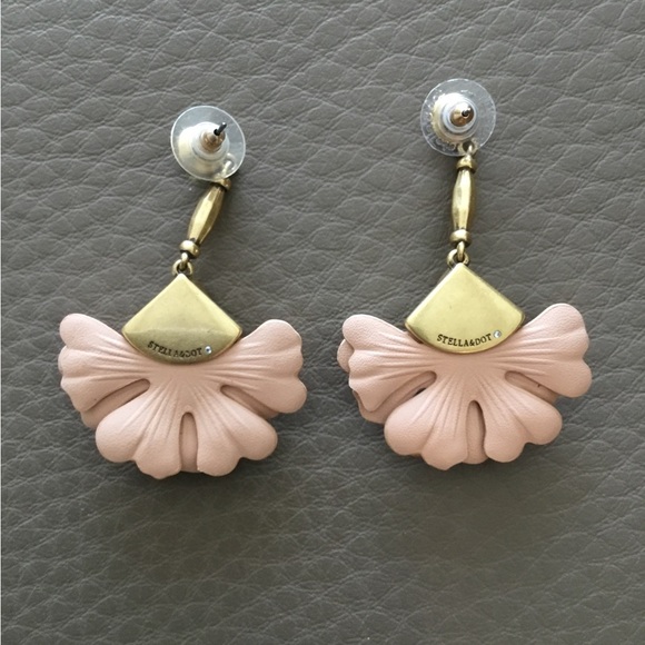 Stella and Dot Rory Blush Earrings - Picture 4 of 4